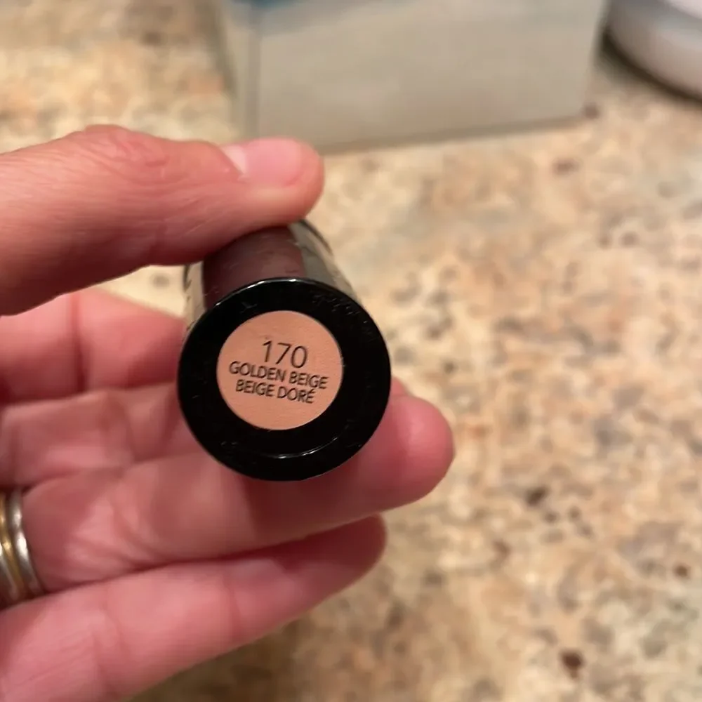NWOT Revlon photo ready insta fix. In Golden Beige